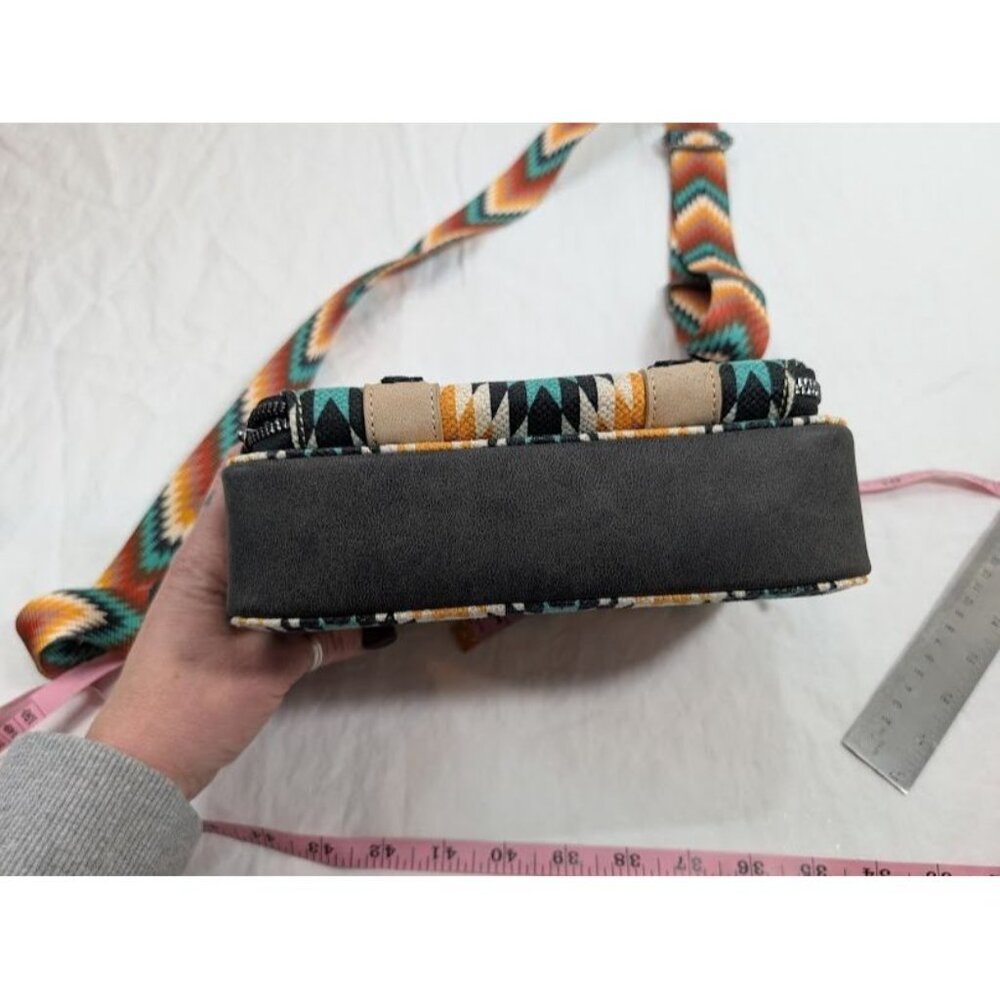Wrangler southwestern crossbody purse with wallet pouch adjustable strap A4 - Picture 9 of 10